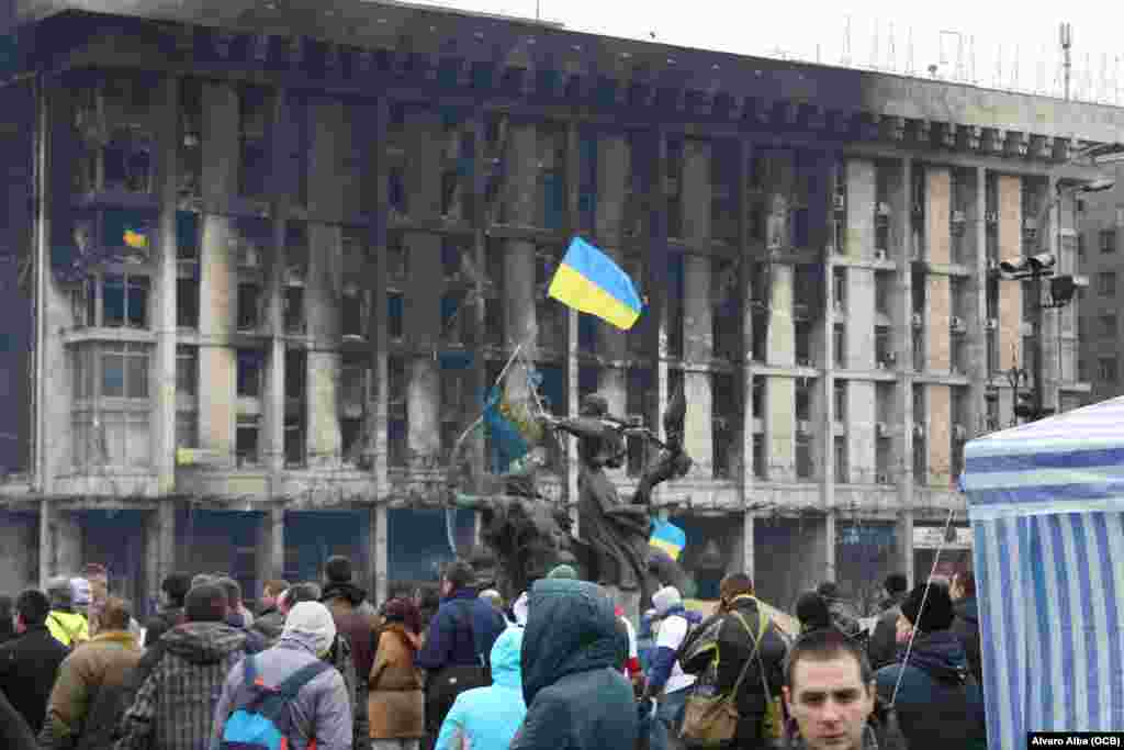 Monumento a los Fundadores de Kyiv, adornado con la bandera ucraniana, en la Plaza de la Independencia.