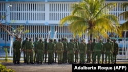 Guardias se preparan para tomar sus posiciones en la cárcel de máxima seguridad Combinado del Este, en La Habana. (Adalberto Roque/AFP)