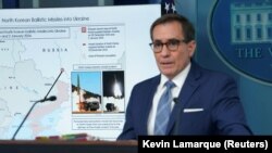 El portavoz de seguridad nacional de la Casa Blanca, John Kirby, habla sobre presuntos misiles balísticos norcoreanos disparados por Rusia contra Ucrania, el 4 de enero de 2024. REUTERS/Kevin Lamarque