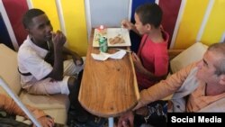 Personas de bajos recursos, incluidos niños y ancianos del barrio de Guanabo, en La Habana del Este, disfrutaron de una cena gratis el 31 de diciembre en el bar privado K5. (Facebook/Hugo Puig González)