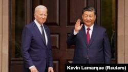El presidente Xi saluda mientras se reúne con el presidente Biden al margen de la cumbre de Cooperación Económica Asia-Pacífico, en Woodside, California, el 15 de noviembre de 2023.
