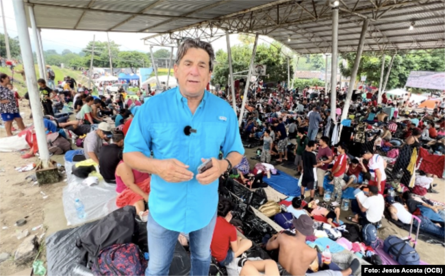 El reportero de Martí Noticias, Ricardo Quintana, en el domo de Huixtla, donde acampan más de 8 mil inmigrantes a la espera de documentos de INM
