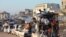 Palestinos desplazados, que huyeron de Rafah después de que el ejército israelí comenzara a evacuar a civiles, antes de una amenaza de asalto, viajan en un vehículo, en Khan Younis, el 6 de mayo de 2024. (REUTERS/Ramadan Abed)