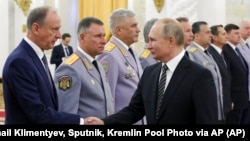FOTO ARCHIVO Vladimir Putin saluda a Nikolai Patrushev, en Moscú. 