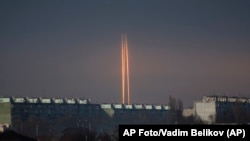 Tres cohetes rusos lanzados contra Ucrania desde la región rusa de Belgorod, al amanecer del jueves 9 de marzo de 2023, en Járkiv, Ucrania.