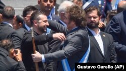 El presidente de Ucrania Volodymyr Zelenskyy abraza al mandatario argentino Javier Milei durante su investidura este domingo en Buenos Aires, Argentina. (AP/Gustavo Garello)