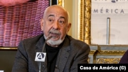 El escritor cubano Leonardo Padura Fuentes durante la conferencia en Madrid. (Foto: Casa de América)