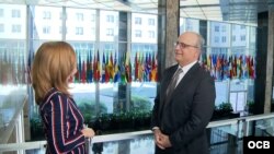 El representante de EEUU ante la OEA, Frank O. Mora, en entrevista con la reportera de Radio Televisión Martí, Michelle Sagué.