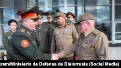Los jefes militares de Bielorrusia y Cuba, Viktor Jrenin y Álvaro López Miera, sellaron la cooperación entre ambos países con la firma de un acuerdo de cooperación. (Foto: Telegram/Ministerio de Defensa de Bielorrusia)
