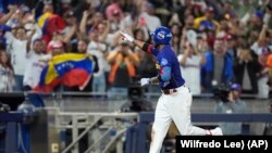 Alcides Escobar, de Venezuela, festeja al recorrer las bases tras conectar un jonrón en el duelo de la Serie del Caribe ante Panamá, el martes 6 de febrero de 2024, en Miami (AP Foto/Wilfredo Lee)