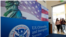 ARCHIVO - Varias personas llegan a la oficina de USCIS en Miami para participar de una ceremonia de juramentación de ciudadanía.