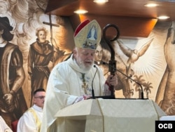 Mons. Thomas Wenski, Arzobispo de Miami ofició la Misa celebrada en la conmemoración de los 50 años de la dedicación del santuario para la Virgen de la Caridad en Miami, el 2 de diciembre de 2023, en la Ermita de la Caridad.