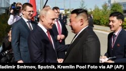 El presidente de Rusia, Vladímir Putin (izquierda), y el líder norcoreano, Kim Jong Un, se estrechan la mano durante un encuentro en el cosmódromo de Vostochny.