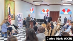 El embajador de EEUU ante la OEA, Frank Mora, habla en el homenaje a las presas políticas cubanas, en la Ermita de la Caridad, Miami, Florida, el 4 de abril de 2024. (Imagen de OCB). 