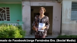 La profesora Alina Bárbara López en una foto tomada del perfil de Facebook de su colega Jorge Fernández Era