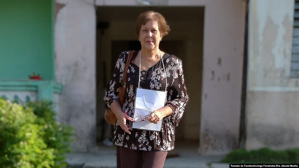 Detienen a la académica cubana Alina Bárbara cuando se dirigía al Parque de la Libertad