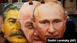 Máscaras con los rostros de Vladimir Putin (der.), Yevgeny Prigozhin (centro) y Josef Stalin, a la venta en una tienda de souvenirs en San Petersburgo, Rusia. (AP/Dmitri Lovetsky)