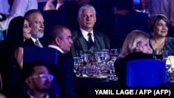  Díaz-Canel (centro) y su esposa Lis Cuesta, en el Festival del Habano en La Habana, el 3 de marzo pasado. (Yamil Lage/AFP)