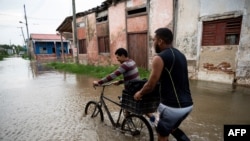 Inundaciones por lluvias de Idalia en Batabanó, Mayabeque. (Yamil LAGE/AFP)