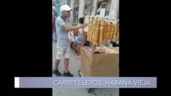 Carretilleros venden alimentos en las calles de La Habana Vieja