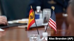Las banderas de EEUU y España durante un encuentro de la ministra de Defensa de España Margarita Robles y el Secretario de Defensa de EEUU, Lloyd Austin, en el Pentágono. (AP/Alex Brandon/Archivo)