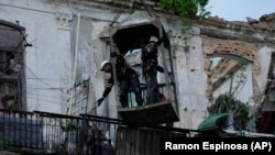 Bomberos buscan sobrevivientes después del colapso parcial de un edificio en La Habana, el miércoles, 4 de octubre de 2023. (AP/Ramon Espinosa)