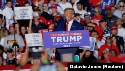 El aspirante a la candidatura presidencial republicana, Donald Trump, habla a sus seguidores en un mitin de campaña este miércoles, 8 de noviembre, en Hialeah. (REUTERS/Octavio Jones)