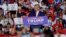 El aspirante a la candidatura presidencial republicana, Donald Trump, habla a sus seguidores en un mitin de campaña este miércoles, 8 de noviembre, en Hialeah. (REUTERS/Octavio Jones)