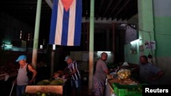 Cubanos compran vegetales en un mercado en La Habana. (REUTERS/Alexandre Meneghini)
