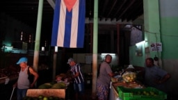Cubanos compran vegetales en un mercado en La Habana. (REUTERS/Alexandre Meneghini)