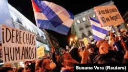 Manifestación para exigir derechos humanos en Cuba, en la plaza Puerta del Sol de Madrid, España, el 15 de noviembre de 2021. Reuters/Susana Vera