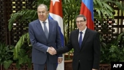Los cancilleres de Rusia, Sergei Lavrov, y de Cuba, Bruno Rodríguez, posan en el Palacio de la Revolución de La Habana. A nivel diplomático, Cuba ha sido un fuerte aliado del Kremlin.