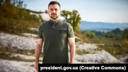 Zelenskyy durante la grabación de los saludos con motivo del Día de la Independencia de Ucrania, en la región de Sumy, Mogrytsia, no lejos del lugar desde donde las FFAA ucranianas lanzaron una ofensiva sobre la región rusa de Kursk.