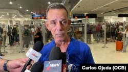 Lázaro Yuri Valle Roca a su llegada al Aeropuerto Internacional de Miami el 5 de junio de 2024.