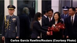 La presidenta de Taiwán, Tsai Ing-wen, llega al Aeropuerto Internacional de Taoyuan cuando regresa de un viaje a Estados Unidos y América Central, el 7 de abril de 2023. Foto: Carlos Garcia Rawlins/Reuters.