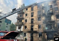 Equipos de emergencias extinguen un incendio tras un ataque con misiles contra un edificio de apartamentos en Krivói Rog, Ucrania, el 13 de junio de 2023. (Administración regional de Dnipró vía AP)