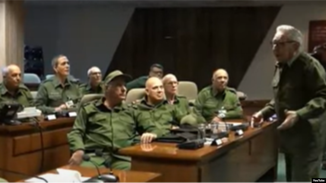 General de Ejército Raúl Castro Ruz y Miguel Díaz-Canel en la sede del Ministerio del Interior, al inicio del Ejercicio Estratégico Baraguá 2023, el 17 de noviembre de 2023.