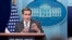 El portavoz del Consejo de Seguridad Nacional, John Kirby, habla durante la sesión informativa diaria en la Casa Blanca en Washington,  jueves 26 de octubre de 2023.