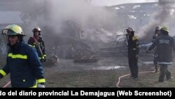 Bomberos sofocan incendio en el almacén de productos químicos de la Unidad Empresarial de Base Astillero Andrés Luján Vázquez, de la ciudad de Manzanillo.