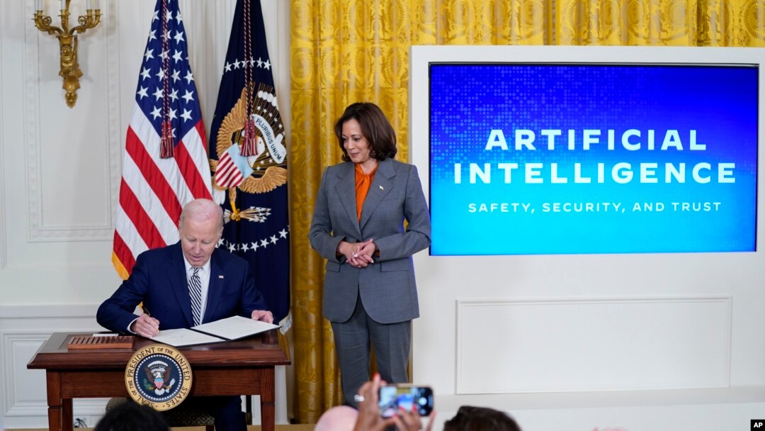 El presidente Joe Biden firma este lunes una orden ejecutiva sobre inteligencia artificial, en la Casa Blanca, junto a la vicepresidenta Kamala Harris. (Foto AP/Evan Vucci)