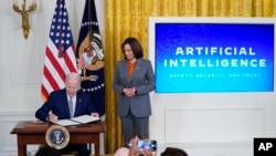 El presidente Joe Biden firma este lunes una orden ejecutiva sobre inteligencia artificial, en la Casa Blanca, junto a la vicepresidenta Kamala Harris. (Foto AP/Evan Vucci)