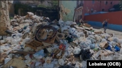 En un vertedero de basura en una calle de La Habana. 