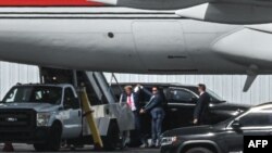 El ex presidente Donald Trump se dirige al avión que le conduce a New Jersey desde Miami, tras comparecer en corte.