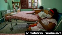 Dos embarazadas internadas en el Hogar de Maternidad Leonor Pérez, de Centro Habana, Cuba