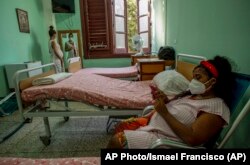 Dos embarazadas esperan el momento del parto en el Hospital de Maternidad Leonor Pérez, de Centro Habana, Cuba. En 2022 nacieron 95.402 bebés en Cuba.