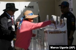 Una electora emite su voto durante las elecciones generales en la Ciudad de México, el domingo 2 de junio de 2024. (AP foto/Marco Ugarte)
