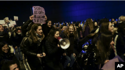 ARCHIVO - Personas participan de un acto por el Día Internacional de la Mujer en Pamplona, España, el 8 de marzo de 2022
