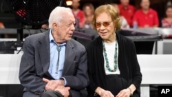 El expresidente Jimmy Carter junto a su esposa, la ex primera dama Rosalynn Carter, en septiembre de 2018. (AP Photo/John Amis, File)