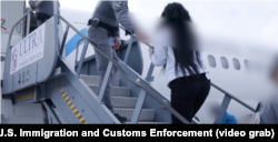 Una inmigrante cubana sube al avión que la llevará de regreso a la isla en un vuelo de deportación. Tomado de un video de Corey Bullard para ICE.