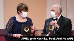 Katalin Karikó, bioquímica húngaroestadounidense, a la izquierda, y Drew Weissman, médico y científico estadounidense, a la derecha. (AP/Eugene Hoshiko, Pool, Archivo)